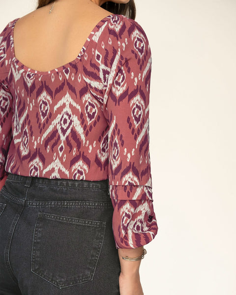 blusa-manga-larga-con-cuello-redondo-y-elastico-en-mangas#color_145-estampado-terracota