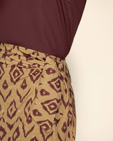 falda-midi-con-diseno-cruzado#color_145-estampado-mostaza