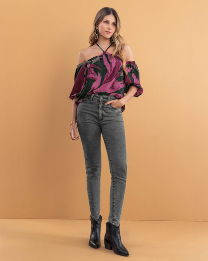 Blusa manga 3/4 de hombro caído y tiras en frente#color_001-estampado-negro-flores-moradas