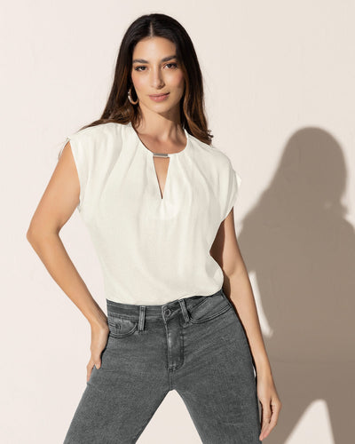 Blusa manga corta con detalle en el escote#color_000-blanco