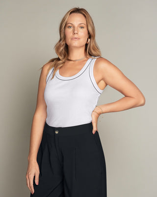 Camiseta manga sisa con detalle en contraste#color_000-blanco