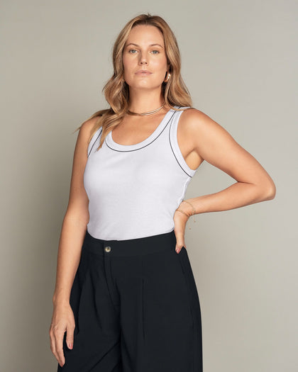 Camiseta manga sisa con detalle en contraste#color_000-blanco