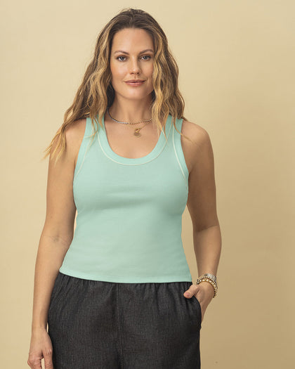 Camiseta manga sisa con detalle en contraste#color_667-verde