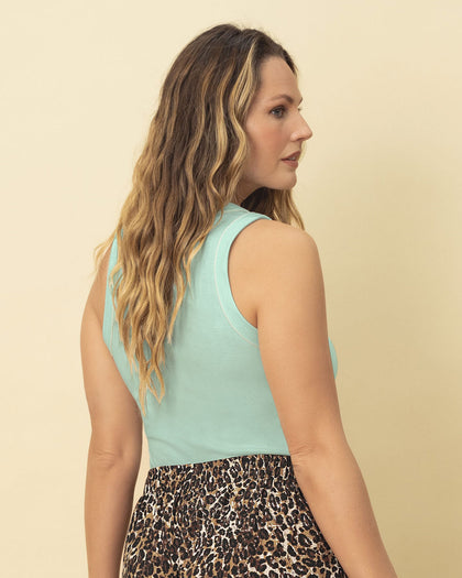 Camiseta manga sisa con detalle en contraste#color_667-verde