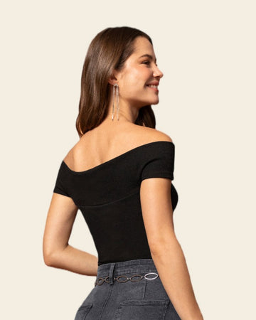 Camiseta-off-shoulders-con-detalle-en-escote#color_700-negro