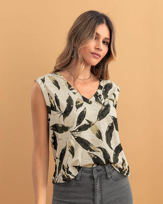 Camiseta manga sisa con estampado tropical#color_145-marfil-estampado-verde