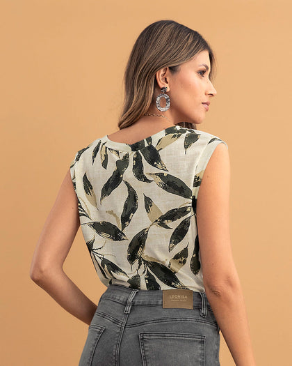 Camiseta manga sisa con estampado tropical#color_145-marfil-estampado-verde