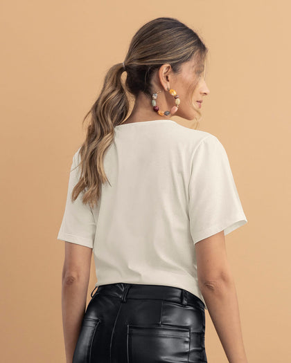 Camiseta manga corta con detalle de cadena en cuello#color_000-blanco