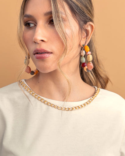 Camiseta manga corta con detalle de cadena en cuello#color_000-blanco