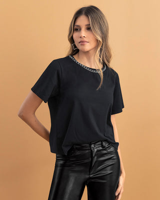 Camiseta manga corta con detalle de cadena en cuello#color_700-negro