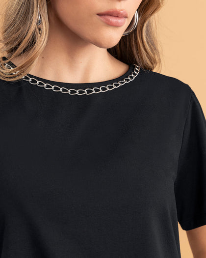 Camiseta manga corta con detalle de cadena en cuello#color_700-negro