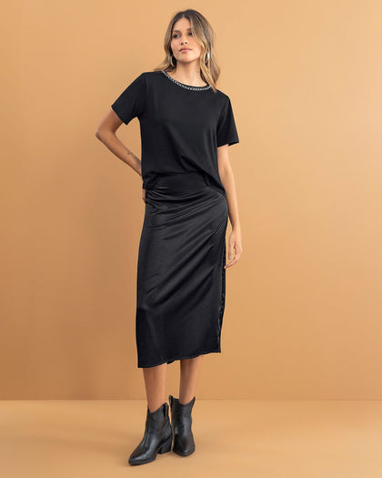 Camiseta manga corta con detalle de cadena en cuello#color_700-negro