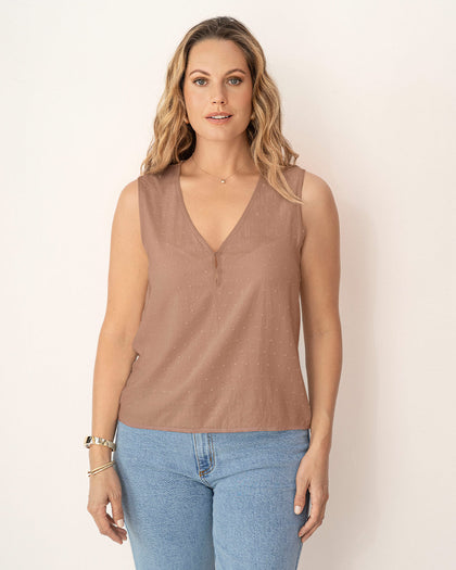 Blusa manga sisa en tela con relieve#color_831-cafe-oscuro