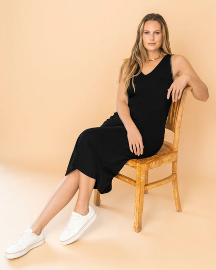 Vestido midi esencial con detalle bordado en sisa#color_700-negro