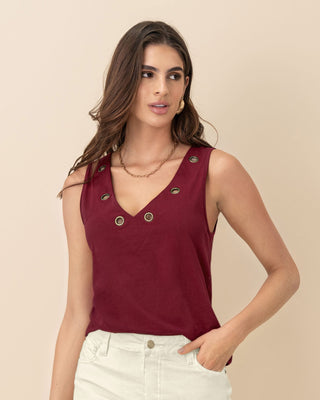 Camiseta manga sisa con ojaletes metálicos en el cuello#color_349-vino