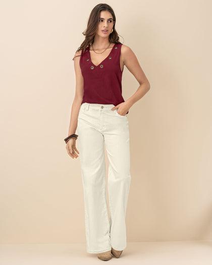 Camiseta manga sisa con ojaletes metálicos en el cuello#color_349-vino