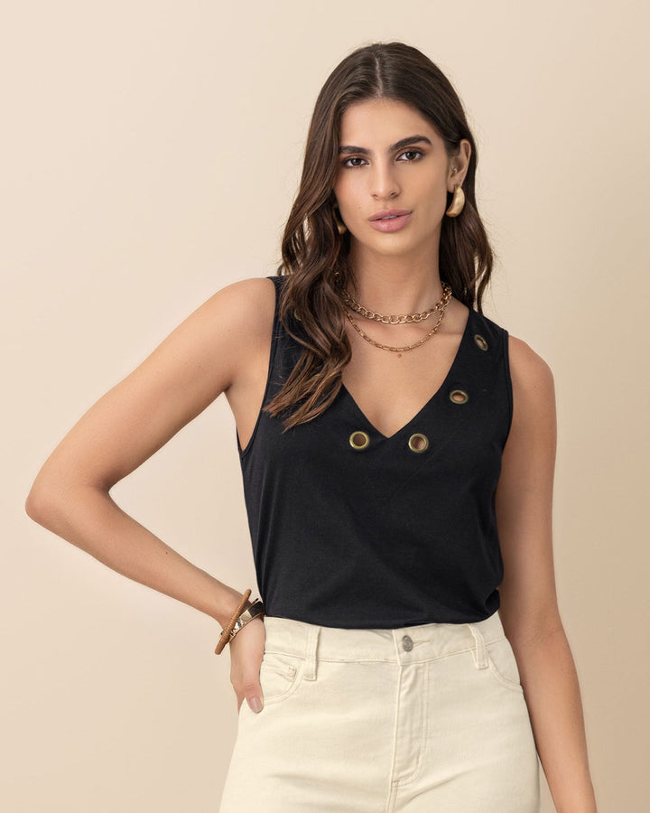 Camiseta manga sisa con ojaletes metálicos en el cuello