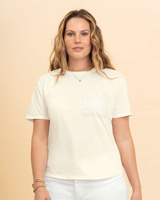 Camiseta manga corta con bolsillo en ojalillo#color_018-marfil