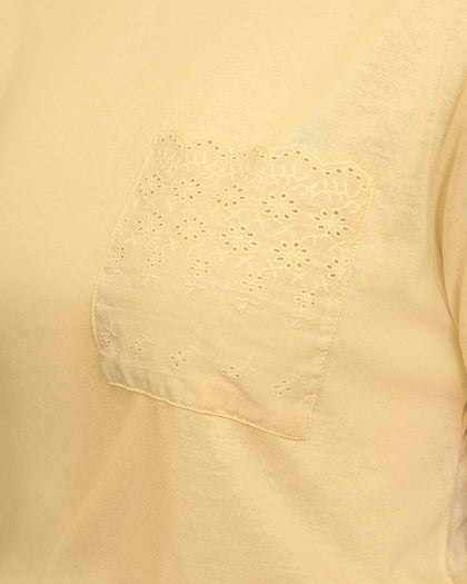 Camiseta manga corta con bolsillo en ojalillo#color_106-amarillo