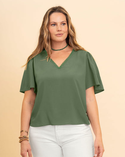 Camiseta manga corta de cuello en Vcon detalle en borde#color_068-verde