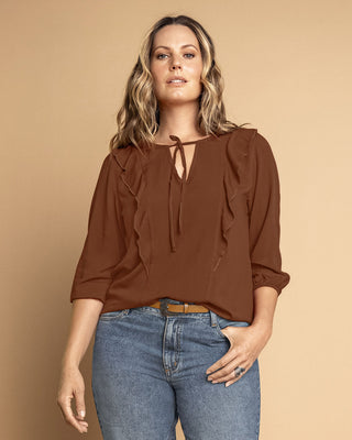 Blusa manga 3/4 con boleros sobrepuestos en frente#color_831-cafe-oscuro