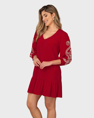 Vestido corto con estampado en mangas#color_c35-rojo-oscuro