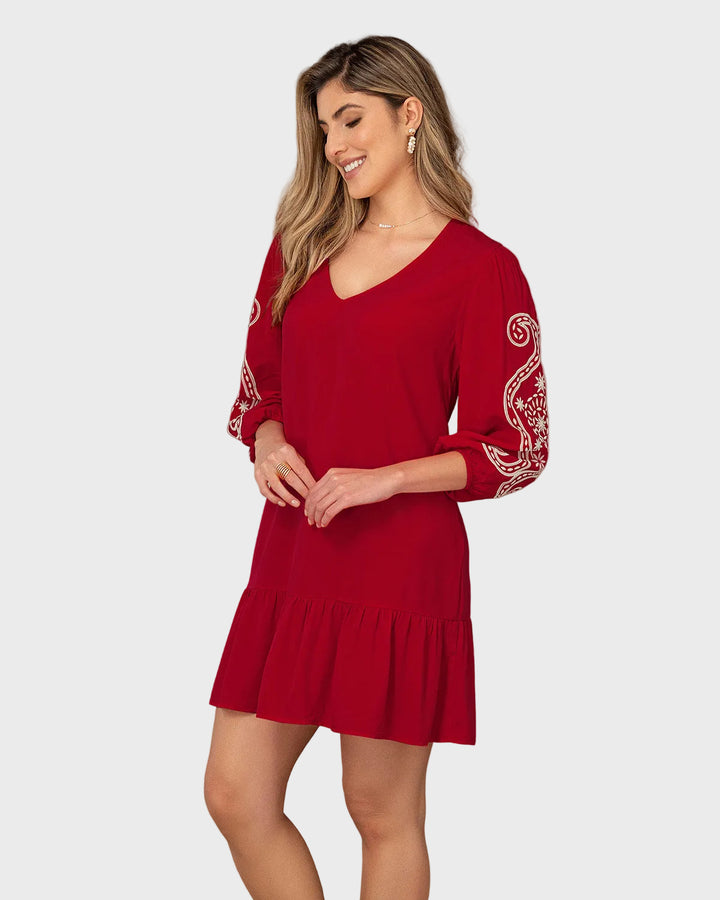Vestido corto con estampado en mangas