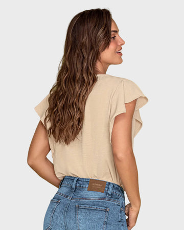 Blusa con boleros en mangas en tela craquelada#color_c76-beige