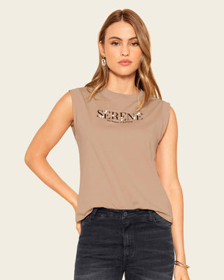 Camiseta manga sisa con estampado y apliques#color_c54-arena