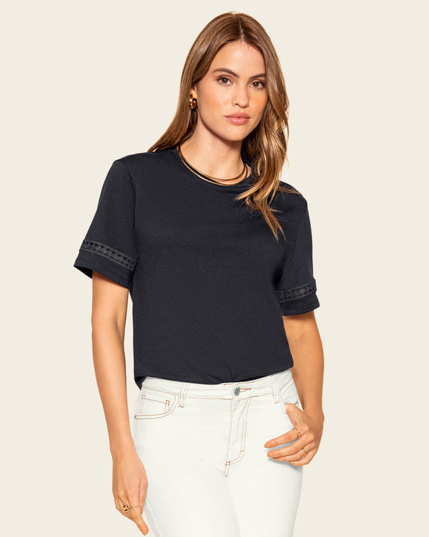Camiseta básica con detalle de escalerilla en mangas