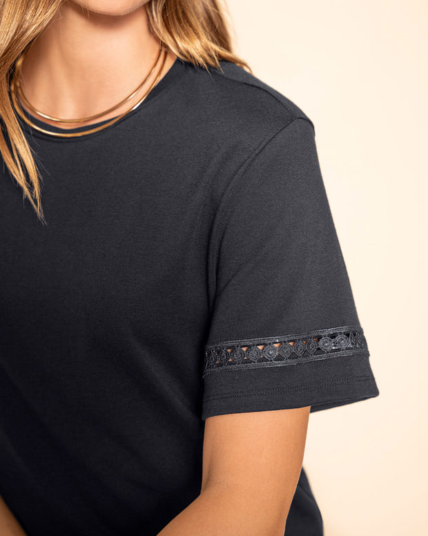 Camiseta básica con detalle de escalerilla en mangas
