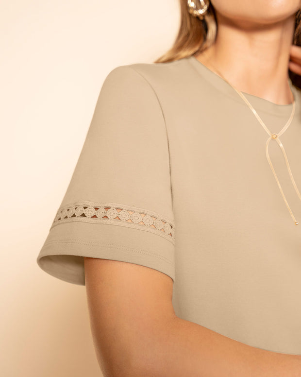 Camiseta básica con detalle de escalerilla en mangas