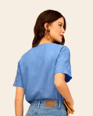 Blusa manga corta con bordado en relieve#color_022-azul-claro