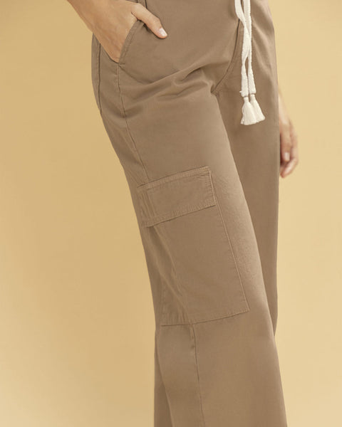 Pantalón tiro alto tipo cargo#color_848-taupe