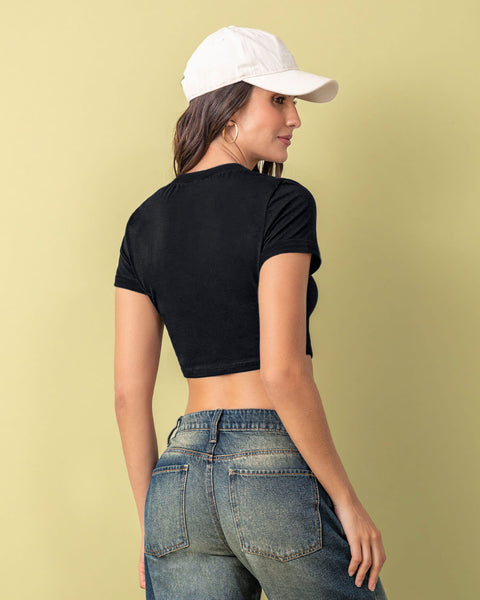 Camiseta crop top con cuello y puños en contraste#color_074-negro