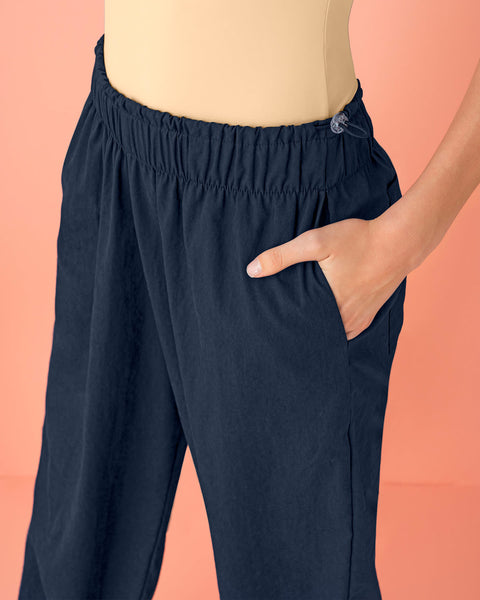 pantalon-tipo-jogger-con-elasticos-en-cintura-y-botas-regulables#color_294-azul-petroleo