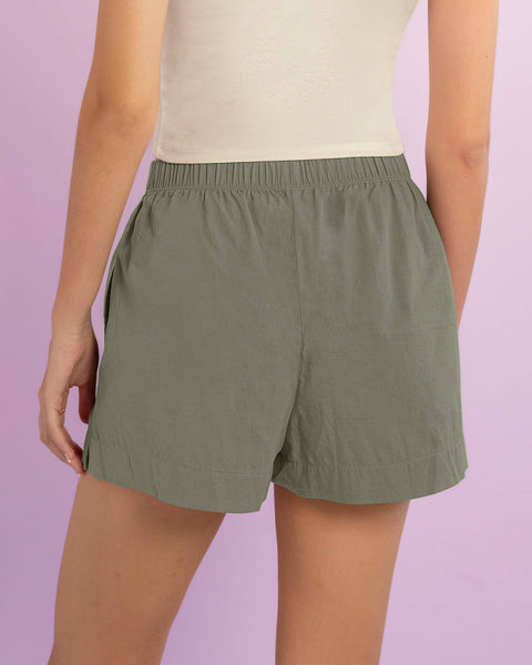 Short corto con elástico y tira para ajustar en cintura#color_171-verde