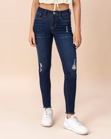 Jean skinny tiro medio con detalles desgastados#color_052-azul-medio