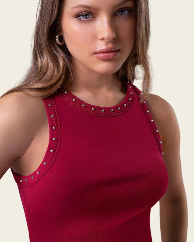 Camiseta manga sisa con taches en cuello y sisa
