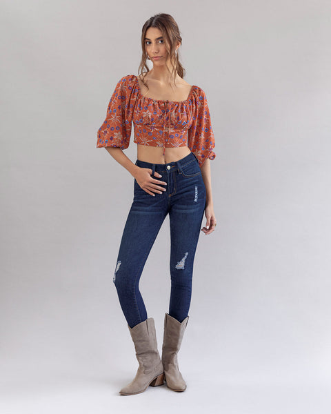 Blusa manga larga crop top con escote tipo corsé#color_a09-fondo-estampado-terracota