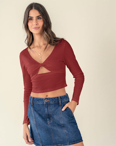 Camiseta crop top con anudado y abertura en frente#color_a89-terracota