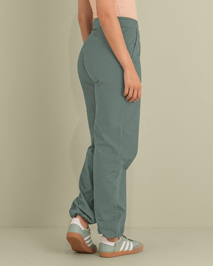 Pantalón bota recta con elástico en ruedo#color_249-verde