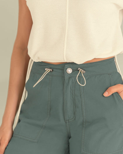 Pantalón bota recta con elástico en ruedo#color_249-verde