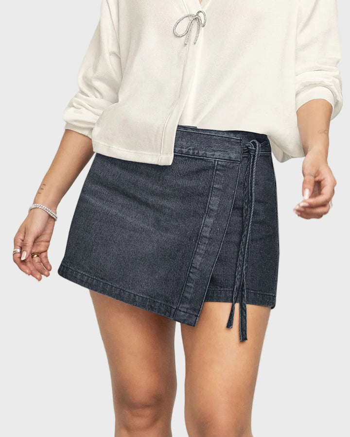 Falda short en denim con tira para anudar en el costado