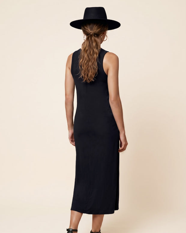 Vestido largo con detalle de taches en cuello y sisa