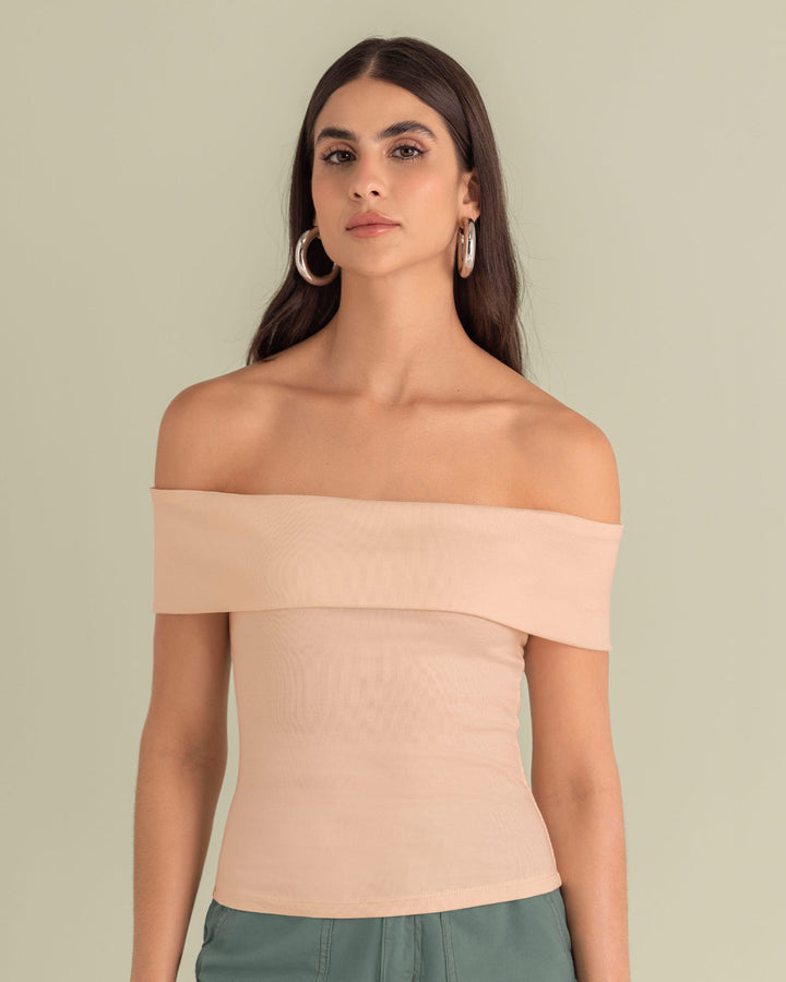 Camiseta cuello bandeja de silueta ajustada