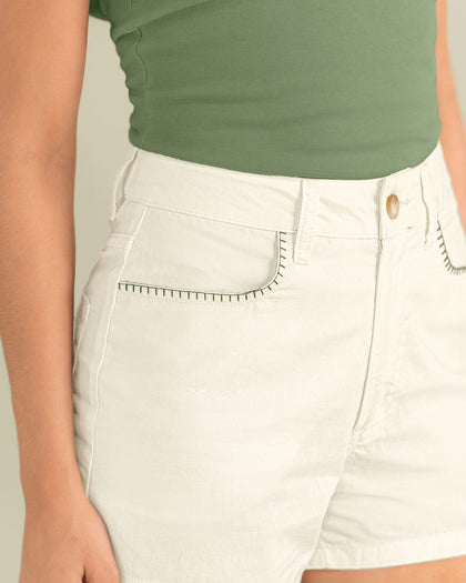 Short corto con detalle bordado en bolsillos#color_018-marfil