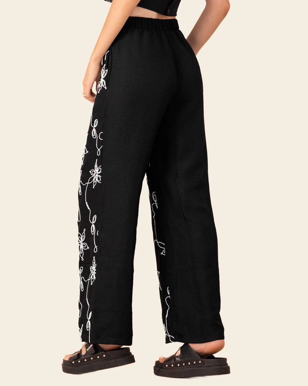 Pantalón bota ancha con elástico en cintura y bordado en frente