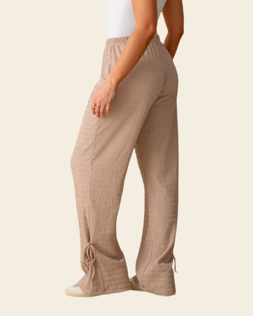 Pantalón amplio con textura y lazos en bota#color_084-arena