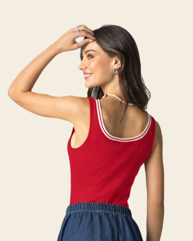 Camiseta ajustada con detalles en contraste